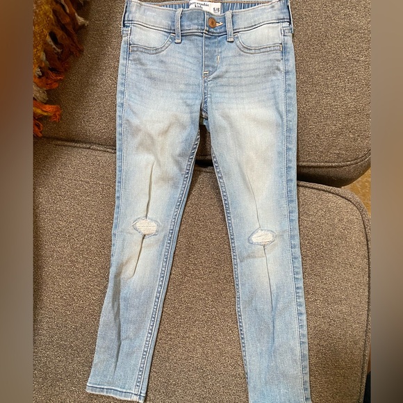 Abercrombie Kids mid rise pull on Jean jegging size 5/6 new condition - Picture 1 of 4